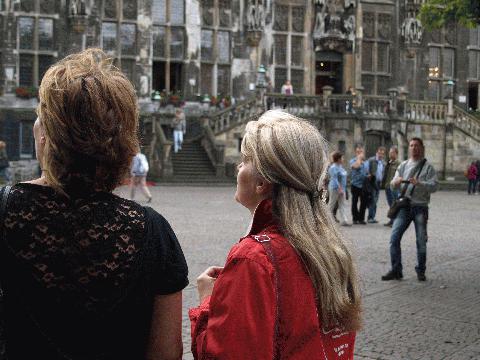 Veronika und Rosi in Aaachen am Rathaus