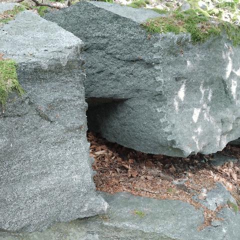 Granitblock im Odenwald, sauber getrennt